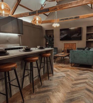 Magistrates Penthouse Suite - Town Centre Apartments with Spa