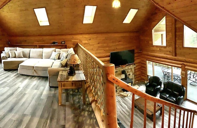 Magna Bay Hideaway- Semi Waterfront - Shuswap Vacations and Sledding Accommodation