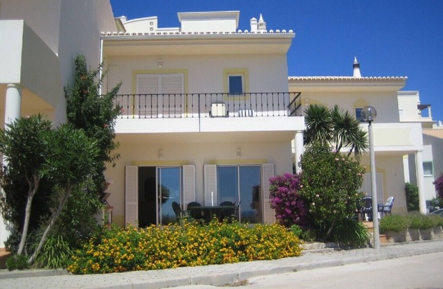 Magnificent 2 Bed Town House overlooking the beach at Meia Praia