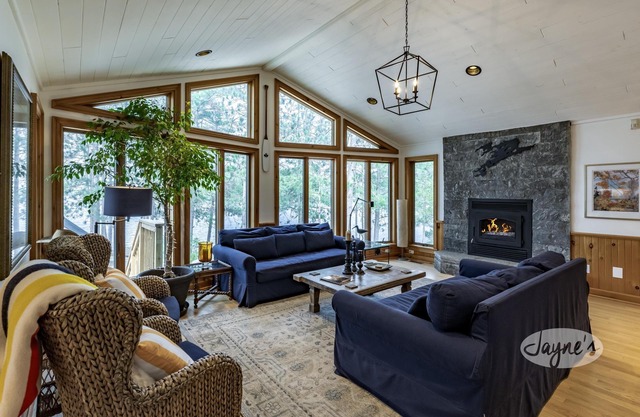 Magnificent 6 bedroom, 2 bath cottage, panoramic view of Kawagama Lake! 2 acres!
