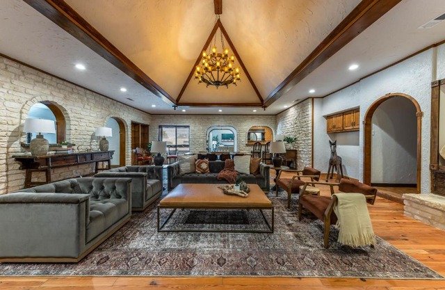 Magnificent 90-acre Texas Ranch Estate On San Marcos River - 5 Bedrooms - Newly Renovated & Professionally Furnished 9t Ranch By Boutiq