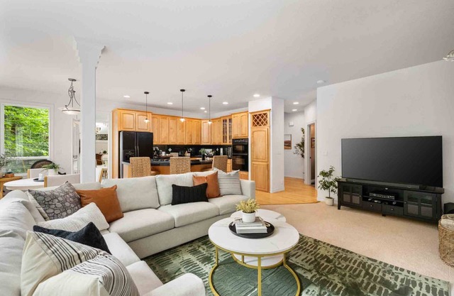 Magnificent Bull Mountain Retreat on Greenspace, Pet Friendly, Huge Deck, Game Room, in Cul-de-Sac