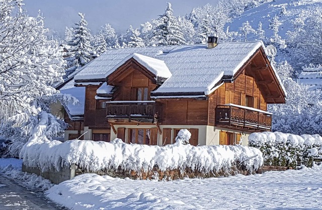 Prächtiges Chalet mit Whirlpool und Blick auf den Berg in Serre Chevalier