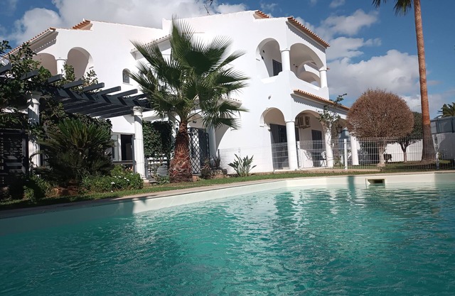 Wunderschöne freistehende Villa mit Pool in der Nähe von Geschäften