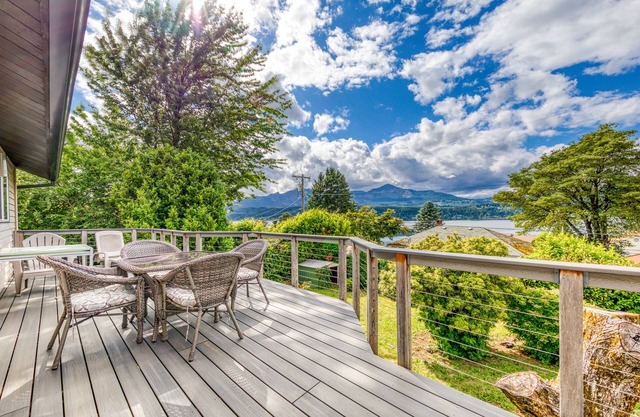 Herrliches hundefreundliches Haus mit See- und Bergblick von der großen Terrasse