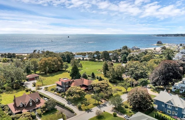 Magnificent Ferncrest - Towering Home on the Coast