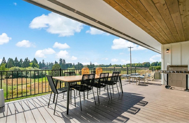 Magnificent Golf Course Views, Huge Deck, Views of the Hazelnut Orchard, BBQ, 3 Miles to McMinnville