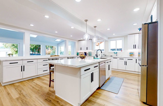 Magnificent & illuminated lakefront villa with fire pit, patio, & amazing views