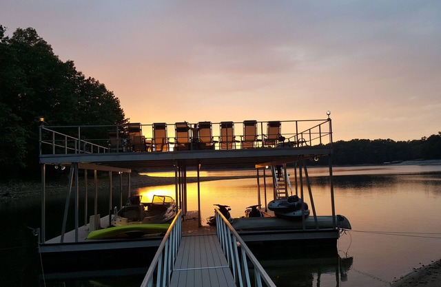 Magnificent Lake Lanier Home-Indonesischen Dekor-Riesige Party Dock