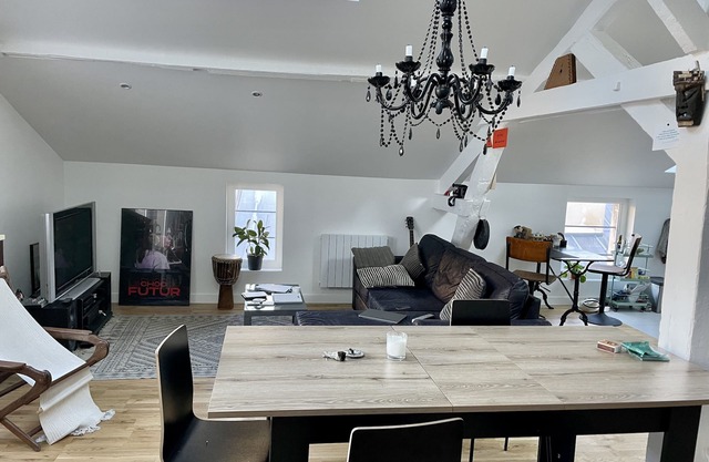 magnificent loft located in the trendy 11th district.