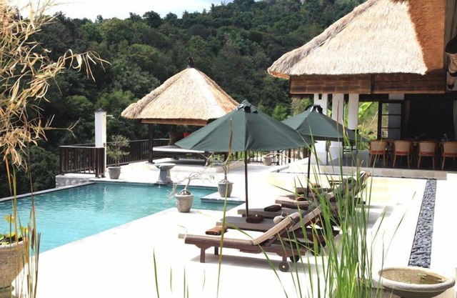 Wunderschöne neue & luxuriöse Villa mit großem Pool, Personal und atemberaubendem Meerblick!