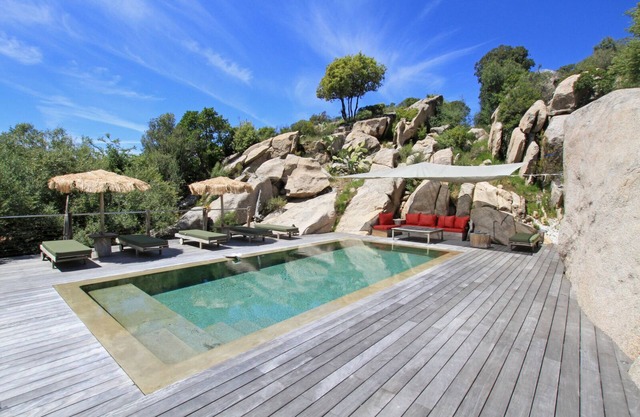 Wunderschöne Luxusvilla mit Spiegelpool.