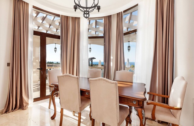 Herrliche Luxus-Villa mit eigenem Pool und herrlichem Meer- und Bergblick