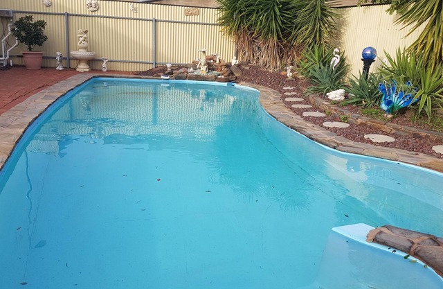 Wunderschönes Mid Century Modern Pool House zwischen CBD / Glenelg. Schlaf 20