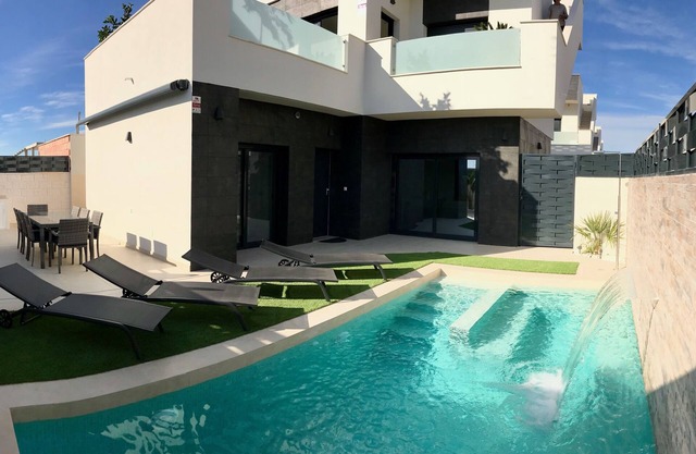 Wunderschöne moderne Villa mit eigenem beheiztem Whirlpool mit Blick auf die Berge