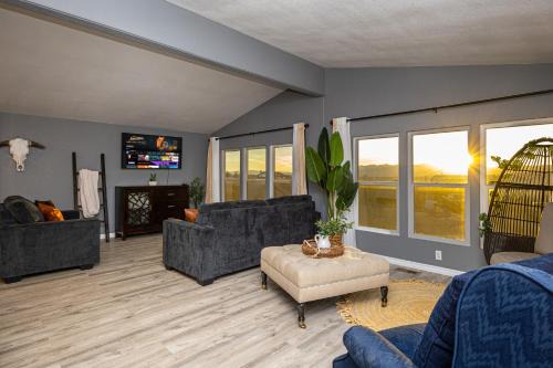 Magnificent & tranquil home, Mountain Views , 8 mins to casinos & river, Fire pit, BBQ