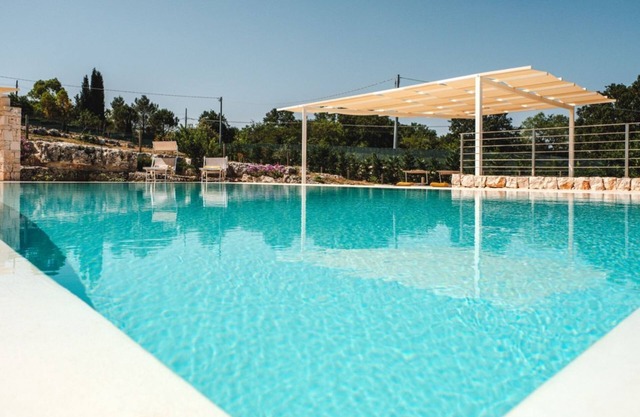 Trulli Flora, eingebettet zwischen einem herrlichen Salzwasserpool und den Hügeln von Barsento