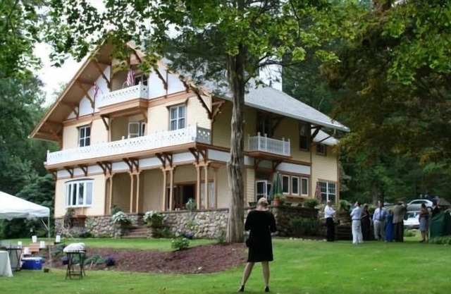 Sparen Sie 500 $. Das Magnificent Direct Lakefront Victorian Mansion ist ab Juni verfügbar