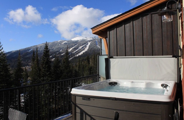 Magnificent view top floor condo