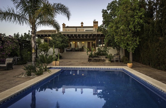 Wunderschöne Villa mit Garten und Pool mit Blick auf den Golfplatz