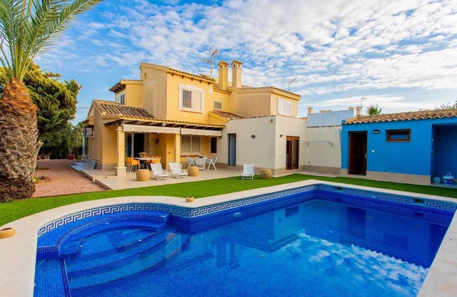 Wunderschöne Villa mit Pool in km1 von La Manga