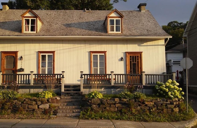 Wunderschönes antikes französisch-kanadisches Haus am Ufer von St. Lawrence