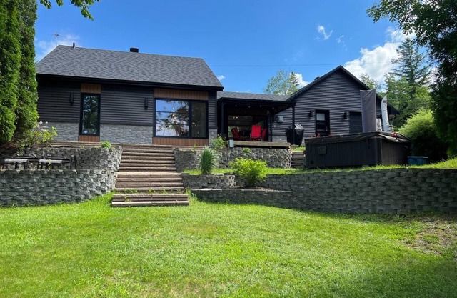 Magnifique chalet au bord de l'eau à Alma