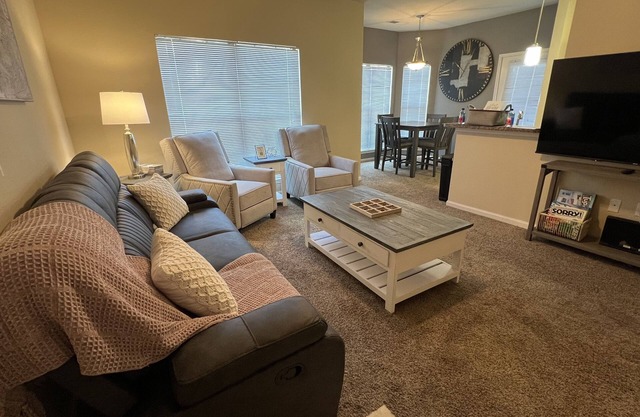 Magnolia Bliss: 2BD/2BA w/ Gym, Pool, BBQ Grill