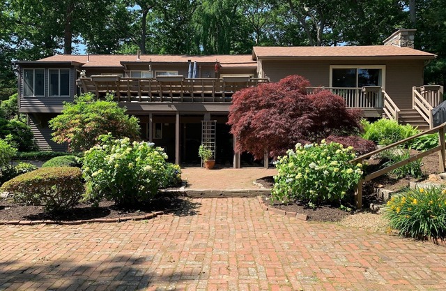 Magnolia By The Sea-Attractive home, large yard & deck. Walk to Magnolia Beach