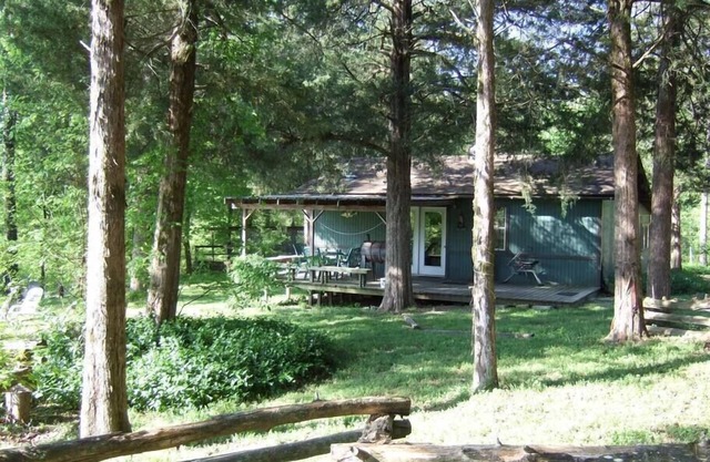 Rustikale Honeybear Cabin mit einer atemberaubenden Aussicht auf den Fluss Ouachita, haustierfreundlich