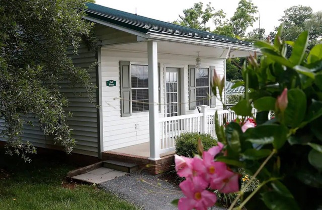 Magnolia Cottage - By the Side Of the Road Inn and Cottages