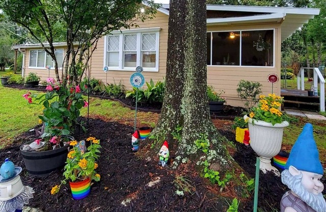 Magnolia Gnomes and Gardens, Large Fenced yard and Pets Stay Free!!