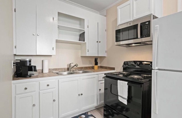 Magnolia Hutch 1bedroom full kitchen &living space
