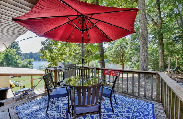 Magnolia Lake House-family friendly, close to UofA, and gorgeous lake views!