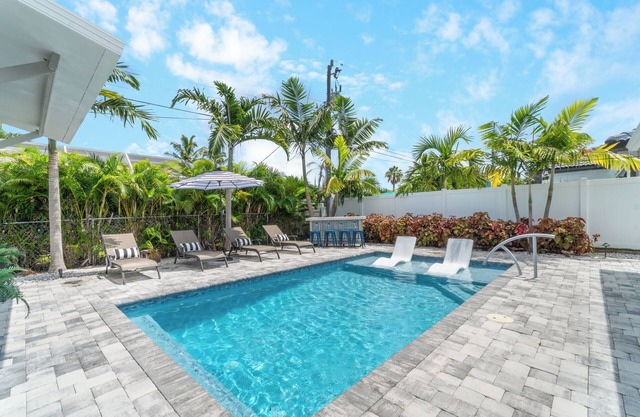 Magnolia Manor - Heated Pool - Close to Beach!