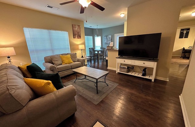 Magnolia Oasis: 2BD/2BA w/ Gym, Pool, BBQ Grill