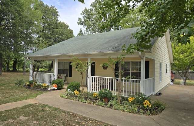 Magnolia Vacation Rental w/ Porch & Pond