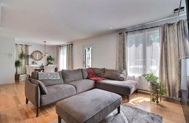 Maison Familiale de Style Moderne, Située à Saint-augustin-de-desmaures