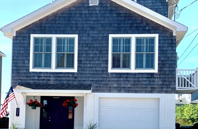 MAIN BEACH ACCESS in GLP!! Charming 3-Bedroom House with AC!!