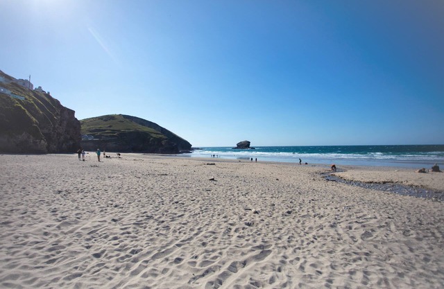 Main Beach is a delightful detached holiday cottage with two bedrooms, situated just a short distanc