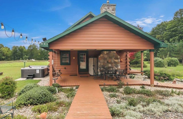 Main Cabin Only Close to Crystal Mt with Hot Tub