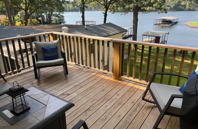 Main Channel Lake Hamilton- private hot tub, firepit, boat dock