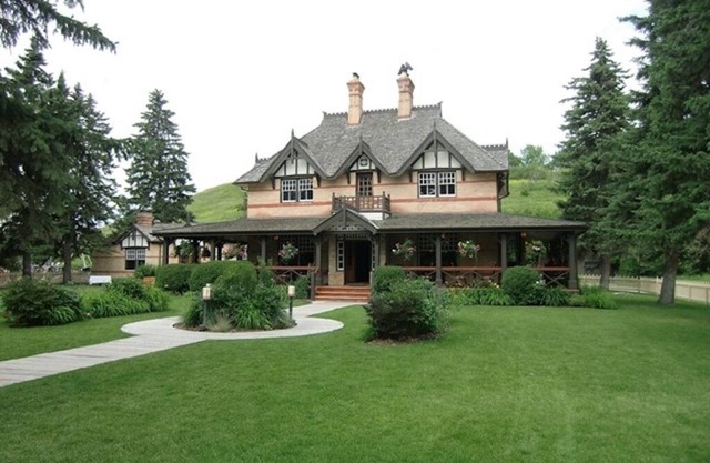 Main Floor 3 bedroom, sleeps 5-6, family-friendly.