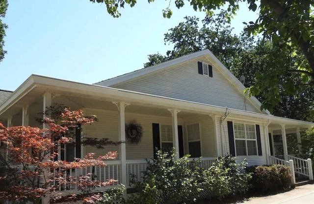 Main House on Surrey- Easy walk to downtown!