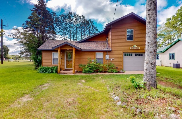 Main Level Cozy Home, Conveniently located near downtown by Lakes & Trails.