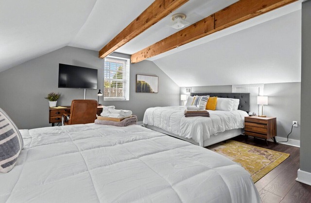 Main Street Living! 2 Bedroom Unit right On Main!