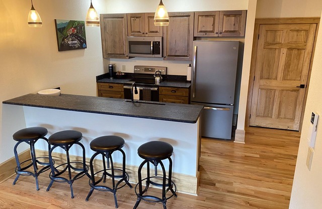Main Street Retreats 106 - 2 BR Downtown Apt. 106