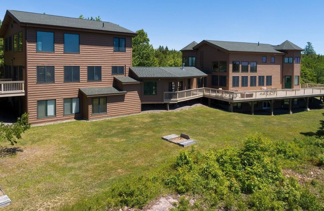 MAINE - Magnificent Timber-Frame Luxury Lodge Set On 561 Private Wooded Acres