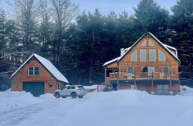 Maine Ski Chalet "Galt's Gulch" | AC, Hot Tub, Fire Pit, 10min to Mountain!