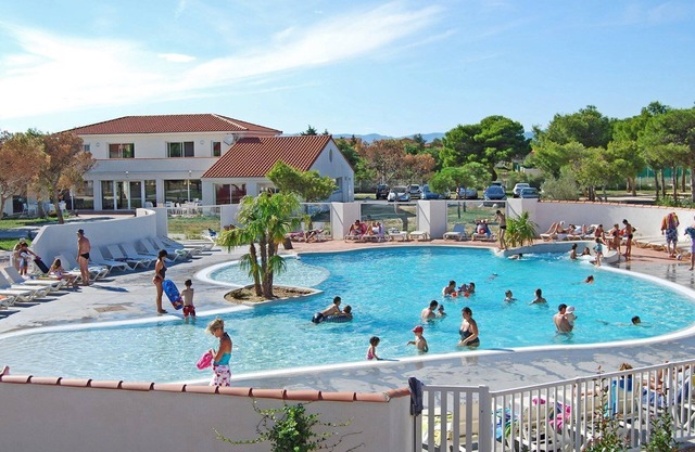 Maison à étage avec Salle de Fitness | Piscine + Spa